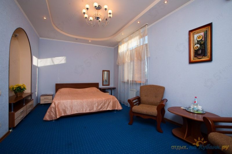 Полулюкс (С 1 большой кроватью и балконом № 203) отеля Тис, Краснодар