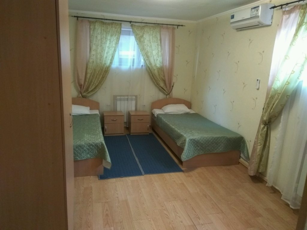 Двухместный (Стандарт Twin № 103) отеля Тис, Краснодар