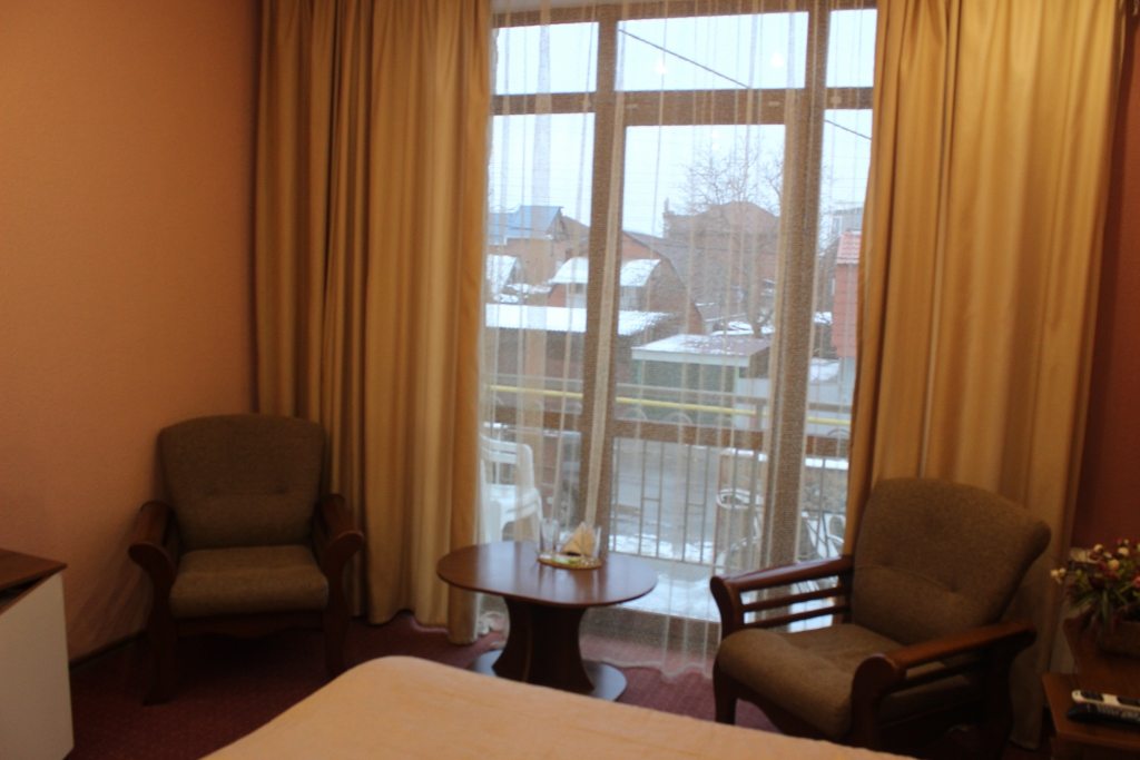 Полулюкс (С 1 большой кроватью и балконом, № 201) отеля Тис, Краснодар
