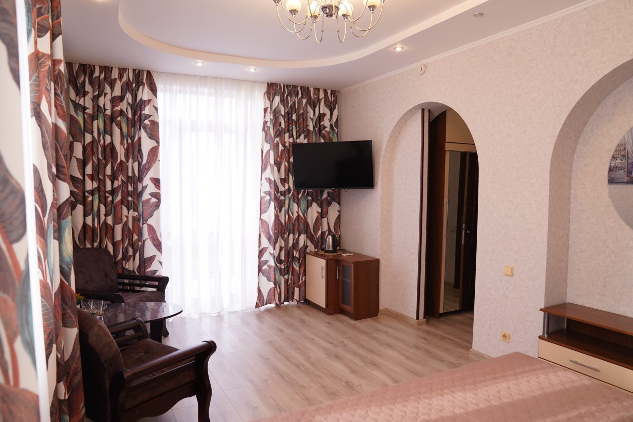 Полулюкс (С 1 большой кроватью и балконом), Гостевой дом КИТ