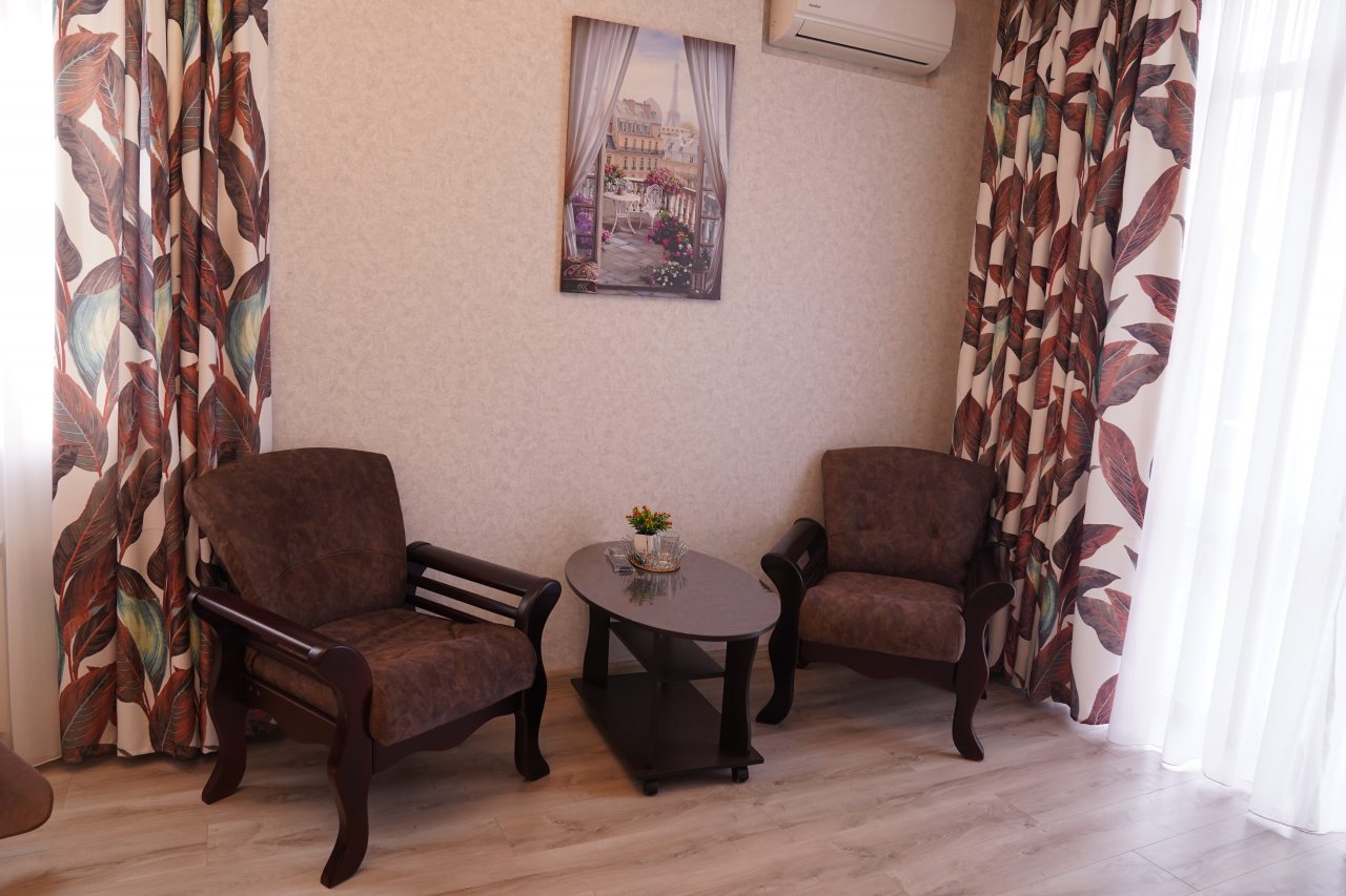 Полулюкс (С 1 большой кроватью и балконом), Гостевой дом КИТ