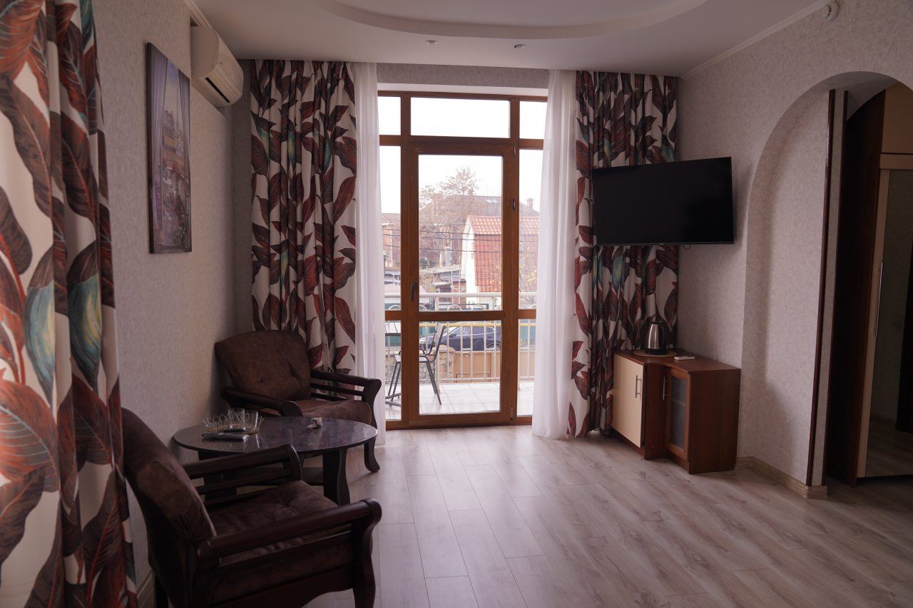 Полулюкс (С 1 большой кроватью и балконом), Гостевой дом КИТ