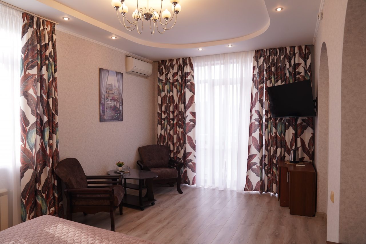 Полулюкс (С 1 большой кроватью и балконом), Гостевой дом КИТ