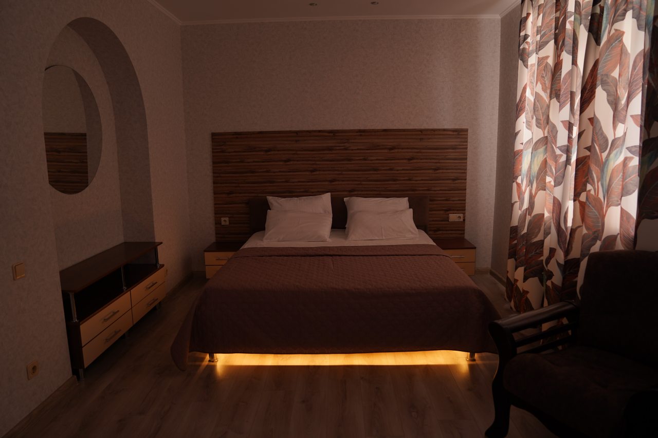 Полулюкс (С 1 большой кроватью и балконом), Гостевой дом КИТ