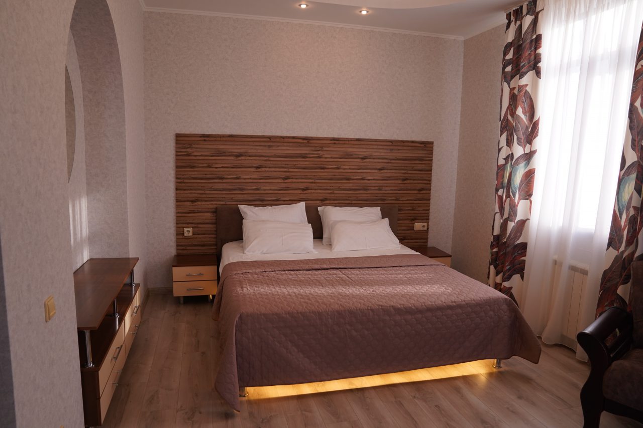 Полулюкс (С 1 большой кроватью и балконом), Гостевой дом КИТ