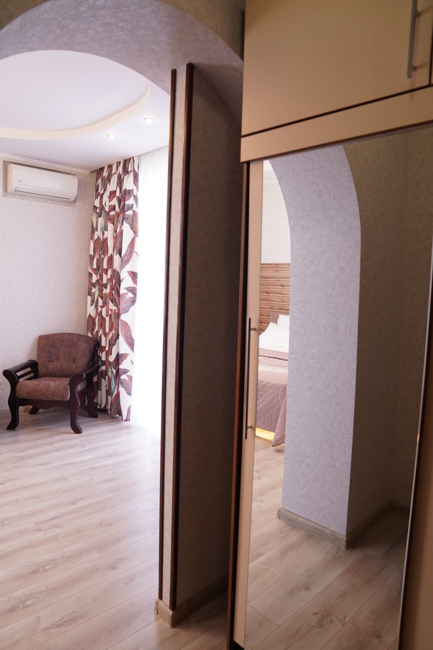 Полулюкс (С 1 большой кроватью и балконом), Гостевой дом КИТ