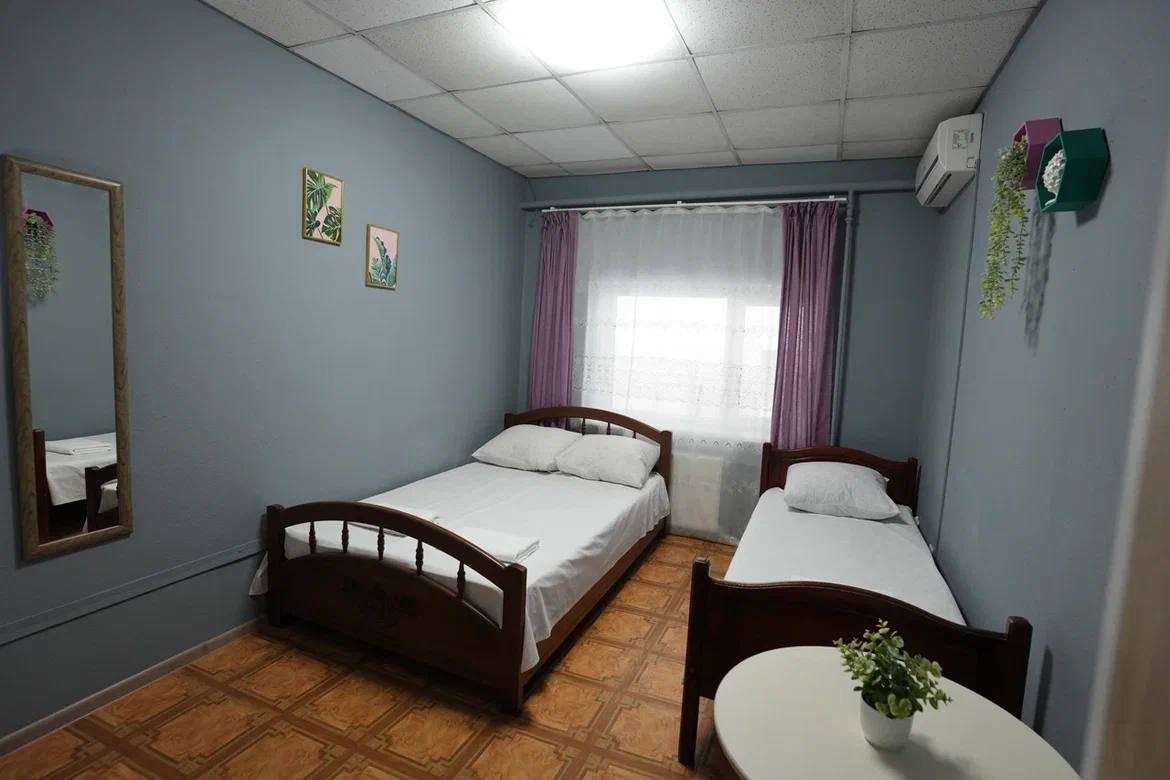 Трёхместный и более (Бюджетный трехместный номер с двумя раздельными кроватями без собственного санузла) гостевого дома Нинель, Анапа