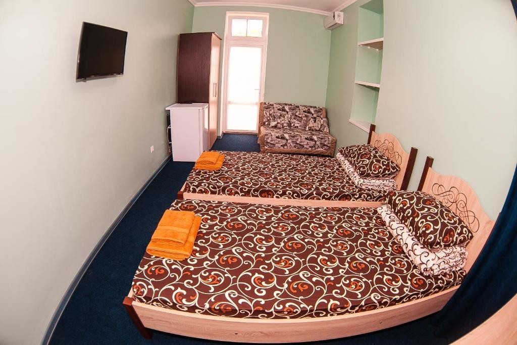 Двухместный (Стандартный номер с 2 односпальными кроватями и диваном) гостевого дома Второе Лето, Анапа