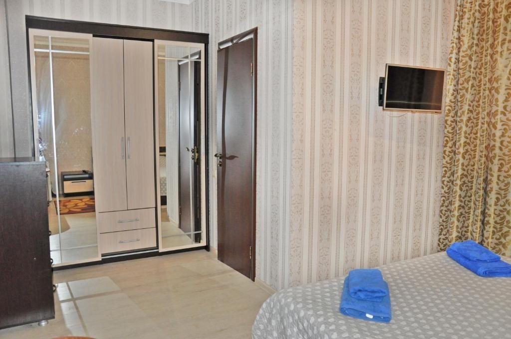 Семейный (Cемейный номер с собственной ванной комнатой) гостевого дома Светлана на Береговом, Анапа