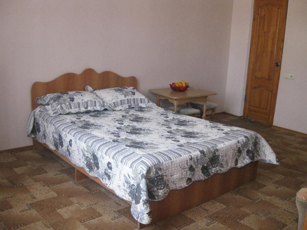 Двухместный (Двухместный номер с двуспальной кроватью и дополнительной кроватью) гостевого дома Семейный на Терской, Анапа