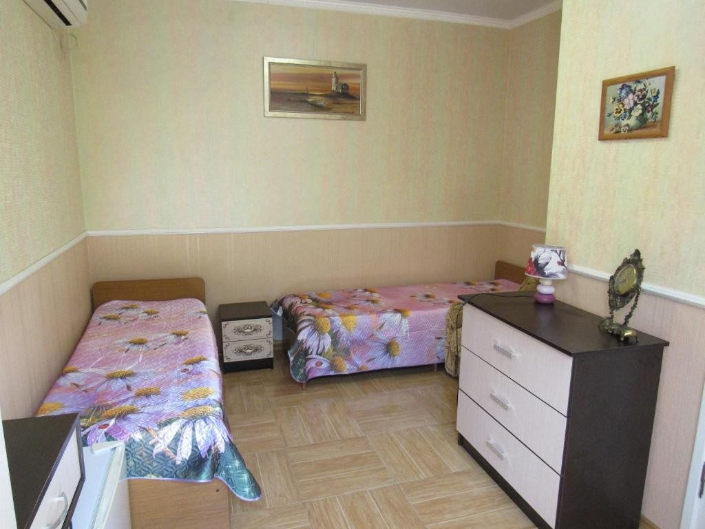 Двухместный (Двухместный номер с 2 отдельными кроватями и дополнительной кроватью) гостевого дома Солнышко, Анапа