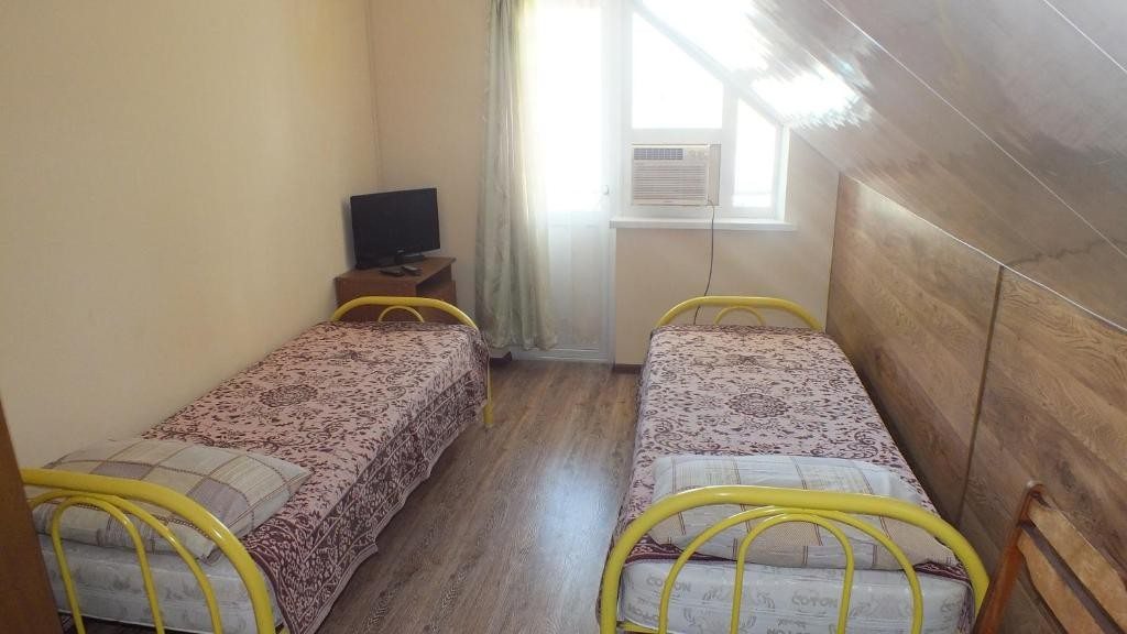 Двухместный (Двухместный номер с 2 отдельными кроватями и душем) гостевого дома Терская 34, Анапа