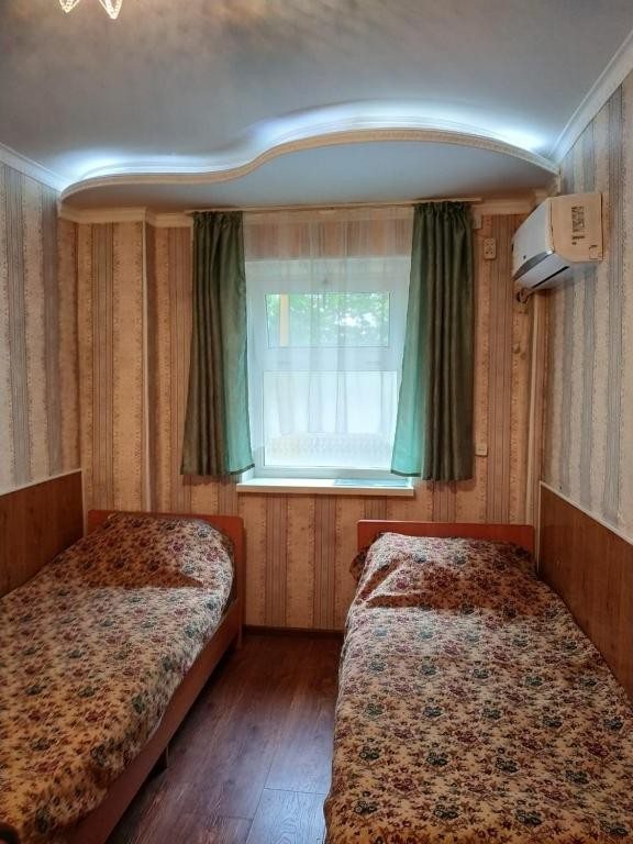 Двухместный (Двухместный номер с 2 отдельными кроватями и общей ванной комнатой) гостевого дома У Людмилы на Самбурова, Анапа