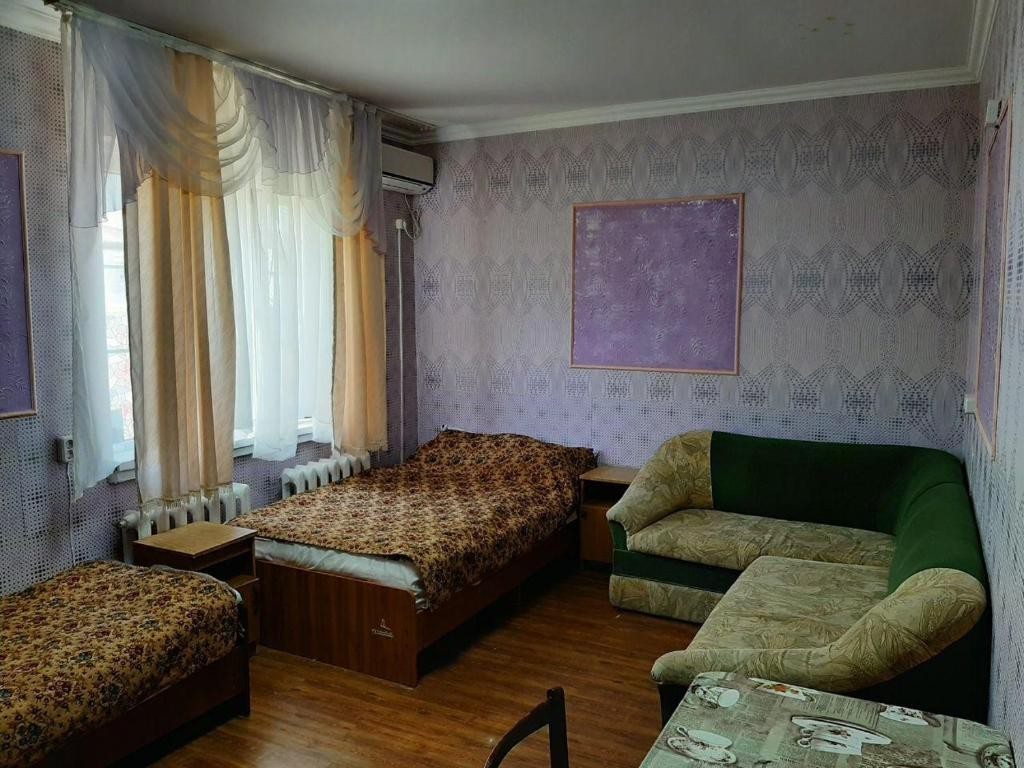Семейный (Семейный номер с ванной комнатой) гостевого дома У Людмилы на Самбурова, Анапа