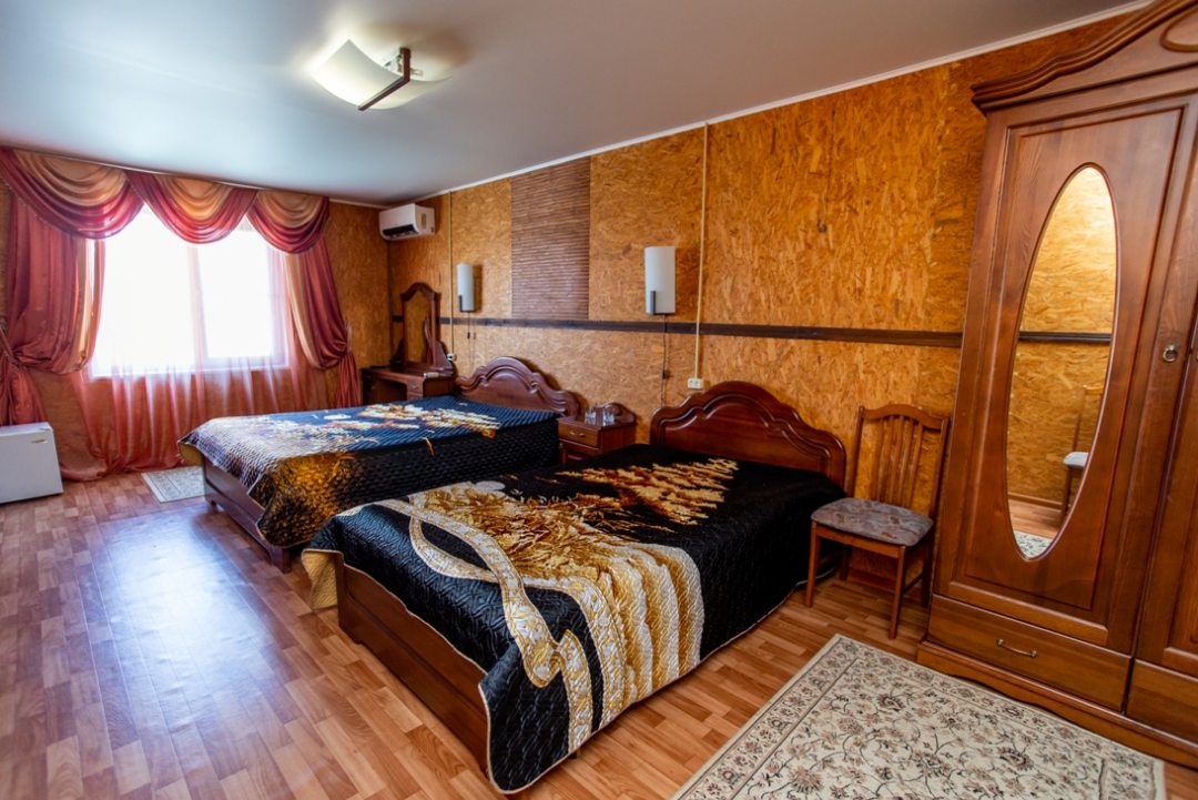 Трёхместный и более (апартаменты №12) турбаз Карай, Сухоненок