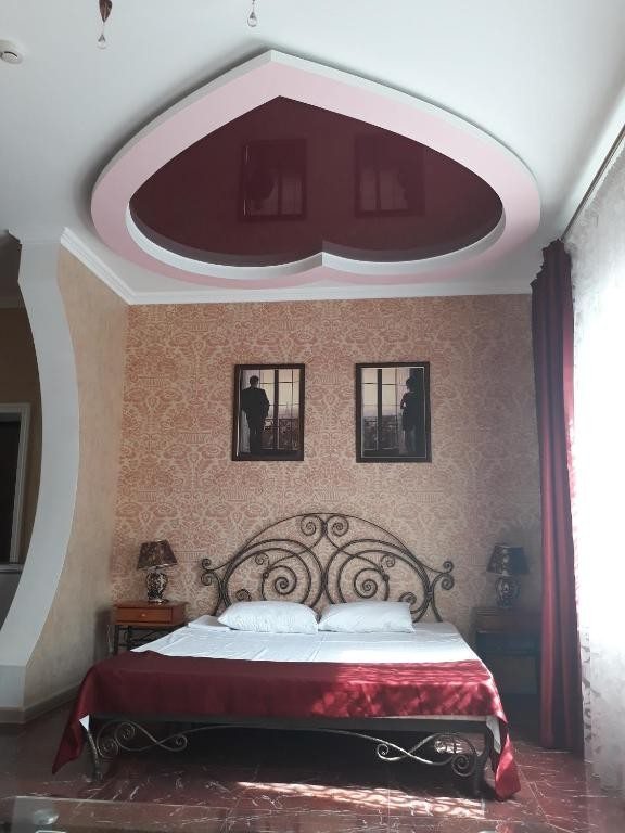 Двухместный (Улучшенный двухместный номер с 1 кроватью) мини-гостиницы Красный замок, Новокубанск