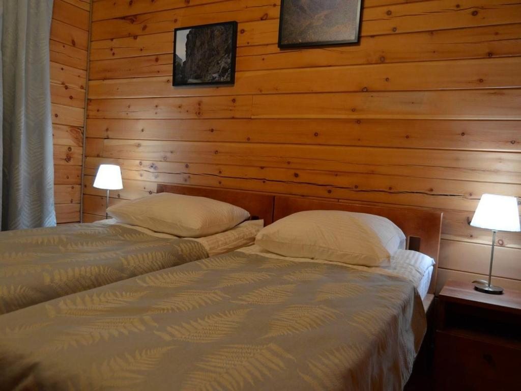 Двухместный (Двухместный номер с 2 отдельными кроватями и балконом) отеля Чемальское подворье