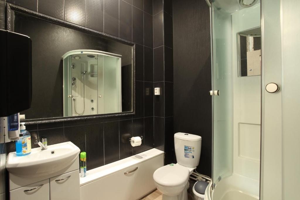 Двухместный (Двухместный номер с 1 кроватью и собственной ванной комнатой) мини-отеля Gaudi, Череповец