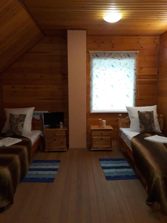 Двухместный (Двухместный номер с 2 отдельными кроватями и видом на озеро) парк-отеля Эко-усадьба Стрекоза, Уткуль
