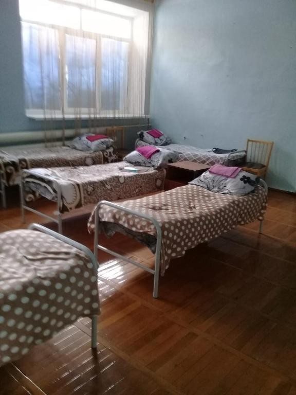 Номер (Односпальная кровать в общем номере для мужчин и женщин) хостела Dombay Hostel, Домбай