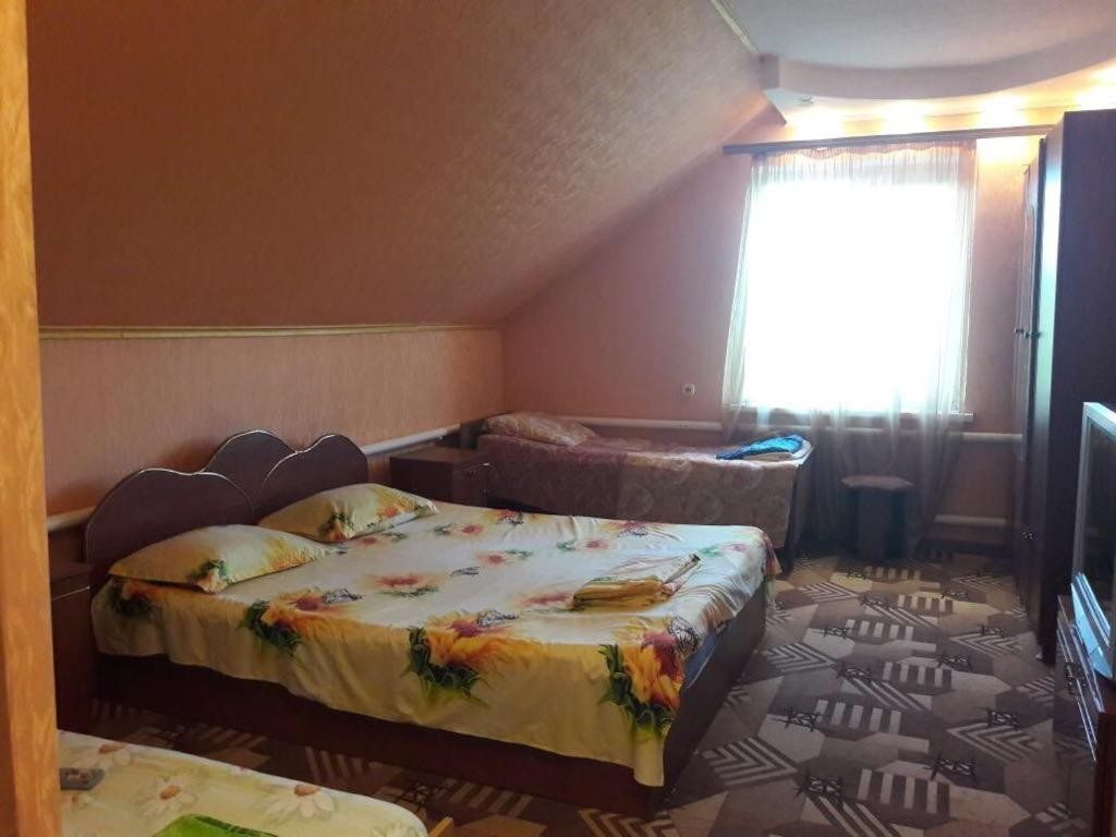 Трехместный (Стандартный трехместный номер) гостевого дома Комсомольская 105, Дубовка