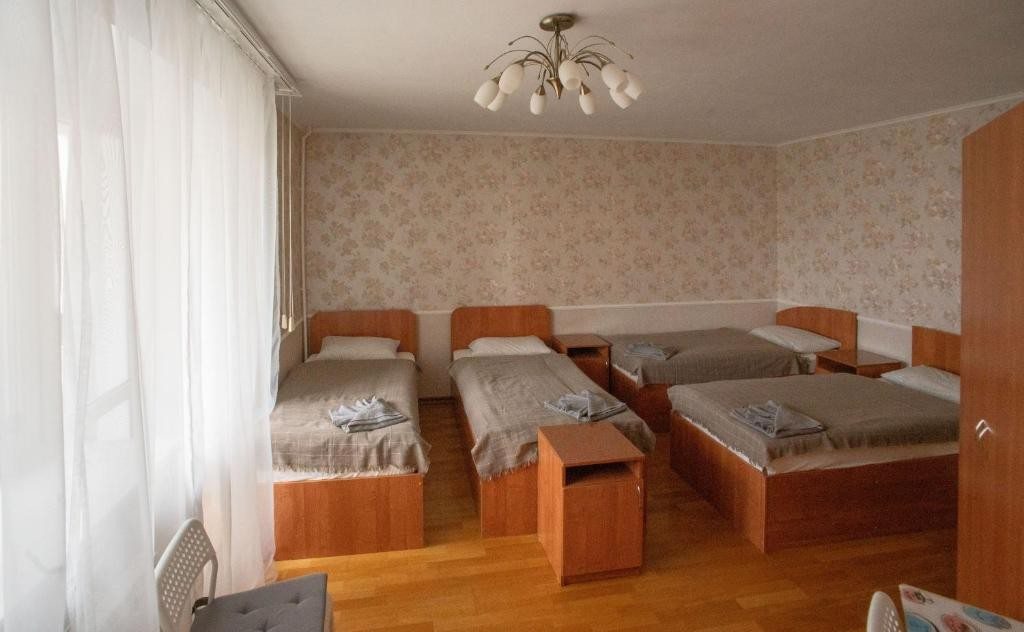 Номер (Односпальная кровать в общем номере с 6 кроватями) семейного отеля Rooms in Tsilkovskogo 92A, Дзержинск