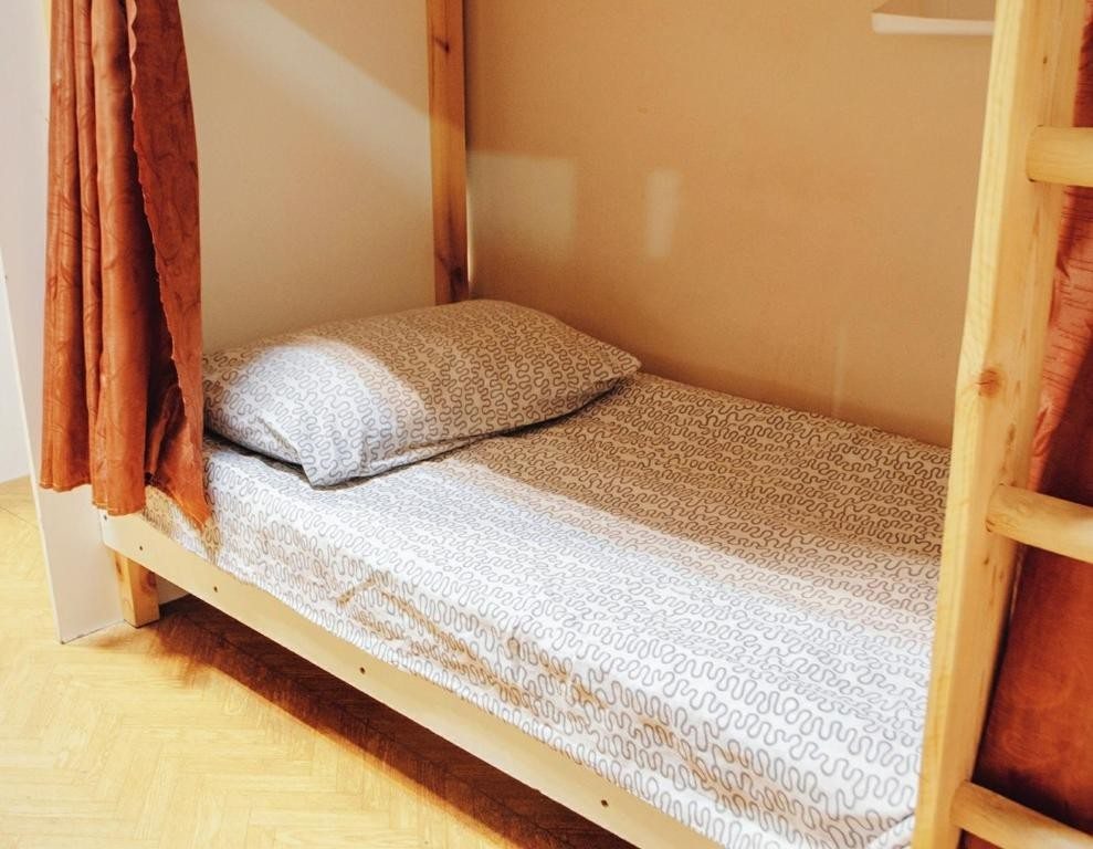 Номер (Спальное место на двухъярусной кровати в общем номере для мужчин) хостела Чешир, Екатеринбург