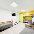 Номер, где размещено 4 спальных места + детская кроватка