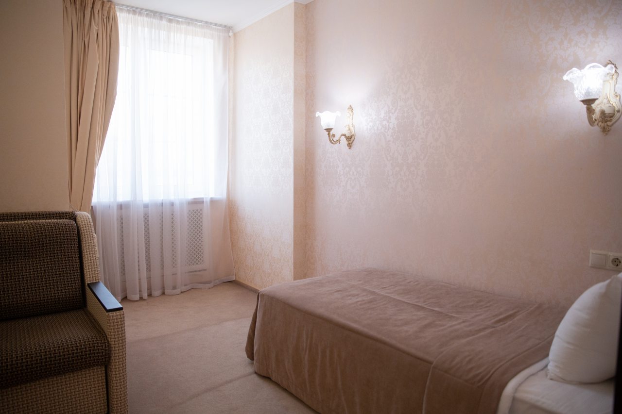 Люкс (Двухкомнатный люкс с 1 двуспальной и 1 односпальной кроватями + кресло-раскладушка), Отель Марко Поло