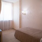 Люкс (Двухкомнатный люкс с 1 двуспальной и 1 односпальной кроватями + кресло-раскладушка), Отель Марко Поло