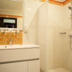 Люкс (Двухкомнатный люкс с 1 двуспальной и 1 односпальной кроватями + кресло-раскладушка), Отель Марко Поло