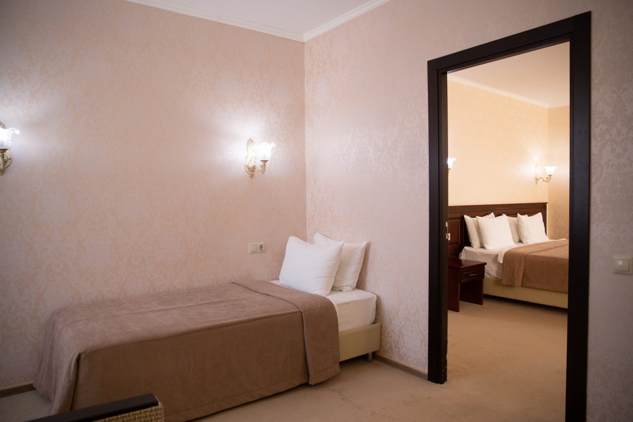 Люкс (Двухкомнатный люкс с 1 двуспальной и 1 односпальной кроватями + кресло-раскладушка), Отель Марко Поло