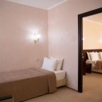 Люкс (Двухкомнатный люкс с 1 двуспальной и 1 односпальной кроватями + кресло-раскладушка), Отель Марко Поло