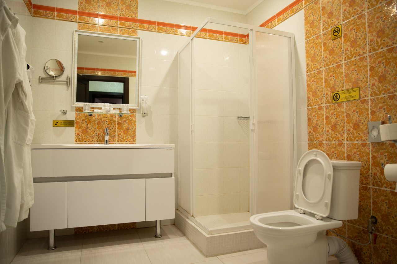 Люкс (Двухкомнатный люкс с 1 двуспальной и 1 односпальной кроватями + кресло-раскладушка), Отель Марко Поло