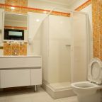 Люкс (Двухкомнатный люкс с 1 двуспальной и 1 односпальной кроватями + кресло-раскладушка), Отель Марко Поло