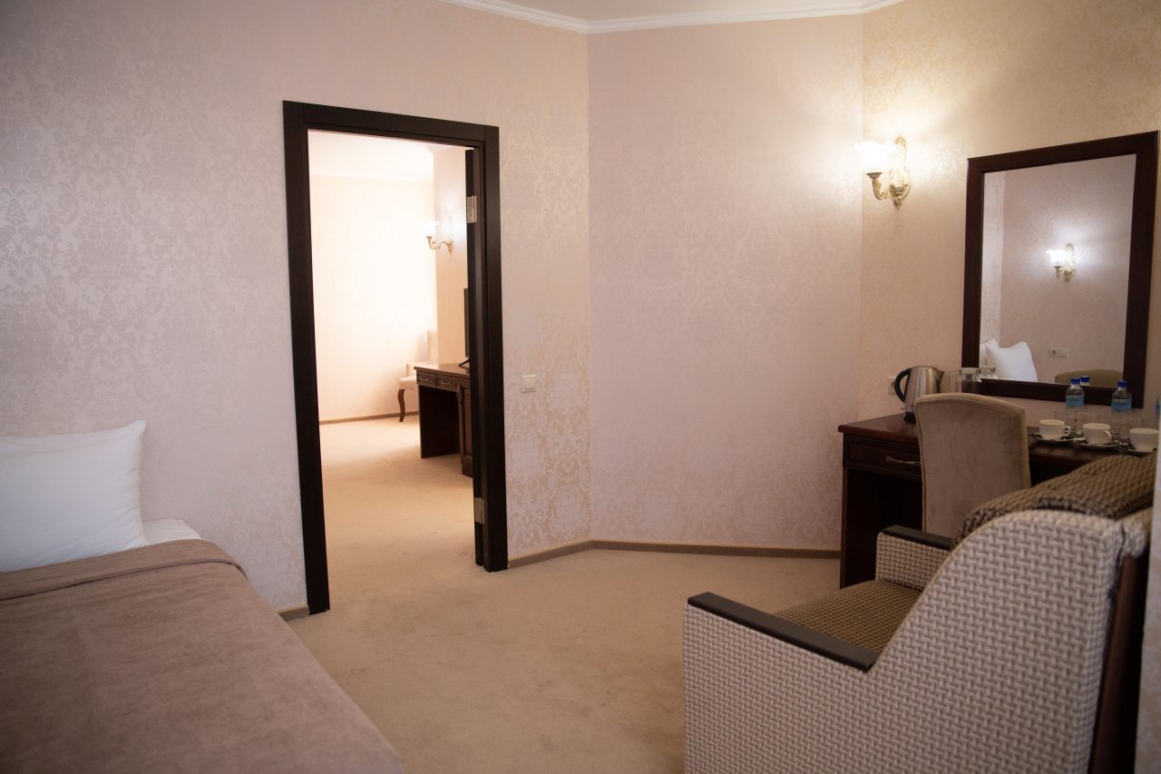 Люкс (Двухкомнатный люкс с 1 двуспальной и 1 односпальной кроватями + кресло-раскладушка), Отель Марко Поло