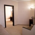 Люкс (Двухкомнатный люкс с 1 двуспальной и 1 односпальной кроватями + кресло-раскладушка), Отель Марко Поло