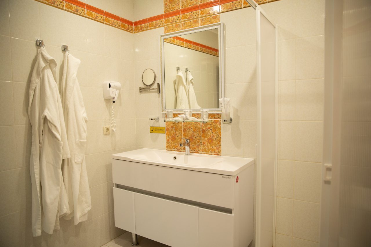 Люкс (Двухкомнатный люкс с 1 двуспальной и 1 односпальной кроватями + кресло-раскладушка), Отель Марко Поло