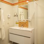 Люкс (Двухкомнатный люкс с 1 двуспальной и 1 односпальной кроватями + кресло-раскладушка), Отель Марко Поло