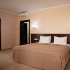 Люкс (Двухкомнатный люкс с 1 двуспальной и 1 односпальной кроватями + кресло-раскладушка), Отель Марко Поло