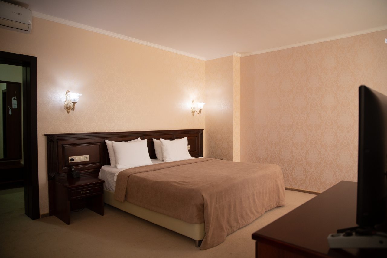 Люкс (Двухкомнатный люкс с 1 двуспальной и 1 односпальной кроватями + кресло-раскладушка), Отель Марко Поло