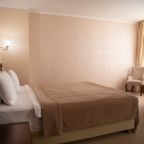 Люкс (Двухкомнатный люкс с 1 двуспальной и 1 односпальной кроватями + кресло-раскладушка), Отель Марко Поло