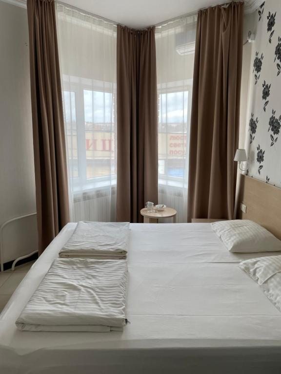 Двухместный (Двухместный номер с 1 кроватью или 2 отдельными кроватями и балконом) отеля Островок, Элиста