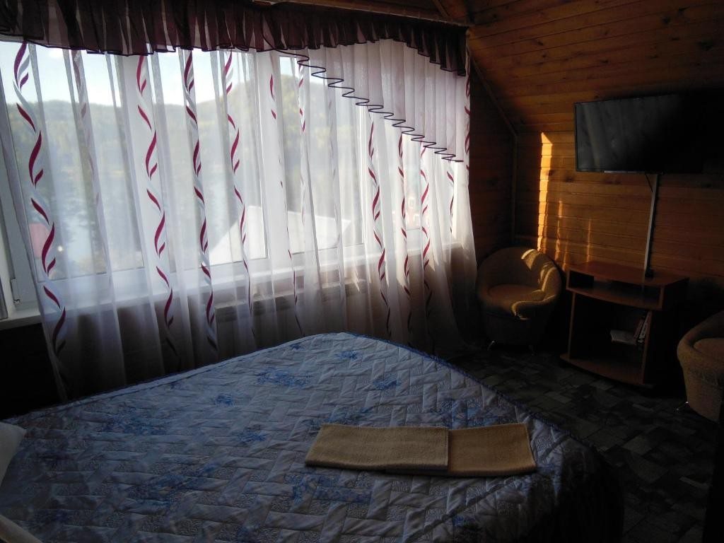 Двухместный (Двухместный номер с 1 кроватью, вид на озеро) гостевого дома Серебряный Берег, Иогач