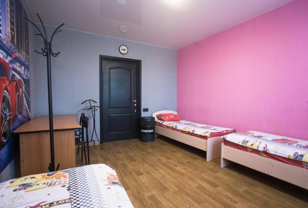 Двухместный (Двухместный номер с 2 отдельными кроватями и дополнительной кроватью) хостела Hostel Garage, Ижевск