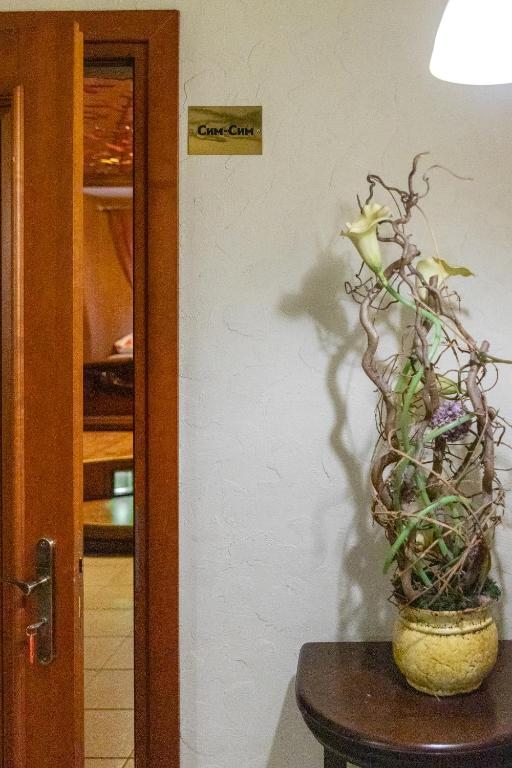 Семейный (Сим-Сим - Четырехместный номер с общей ванной комнатой) мини-отеля Ганза, Калининград