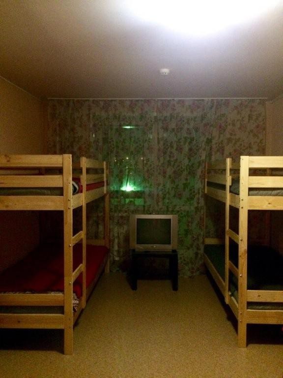 Номер (Спальное место на двухъярусной кровати в общем номере для мужчин) хостела Понаехали, Кемерово