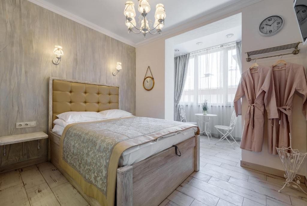 Двухместный (Двухместный номер с двуспальной кроватью и дополнительной кроватью) хостела Bon Son Hotel and Hostel, Воронеж