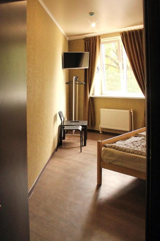 Двухместный (Двухместный номер с двуспальной кроватью и дополнительной кроватью) хостела Три Чемодана, Кисловодск