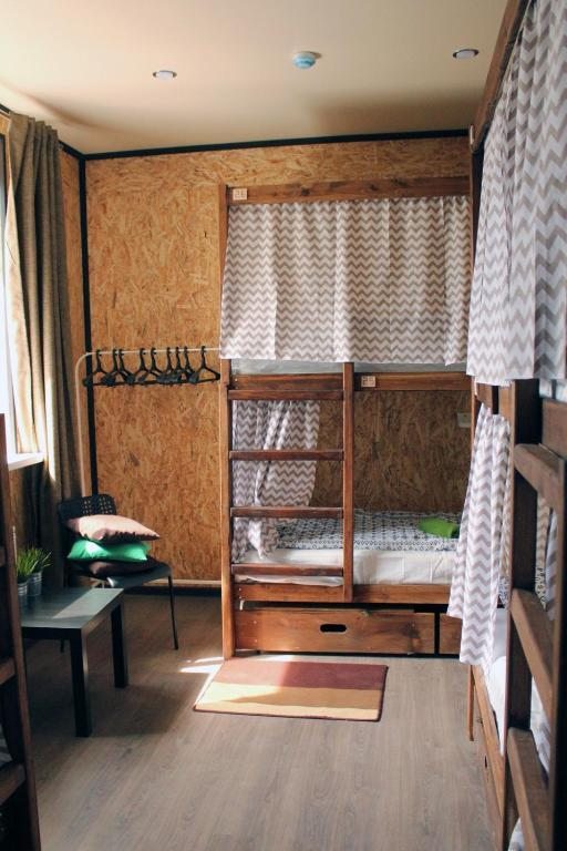 Номер (Нижняя кровать в 6-местном общем номере для мужчин и женщин) хостела Три Чемодана, Кисловодск